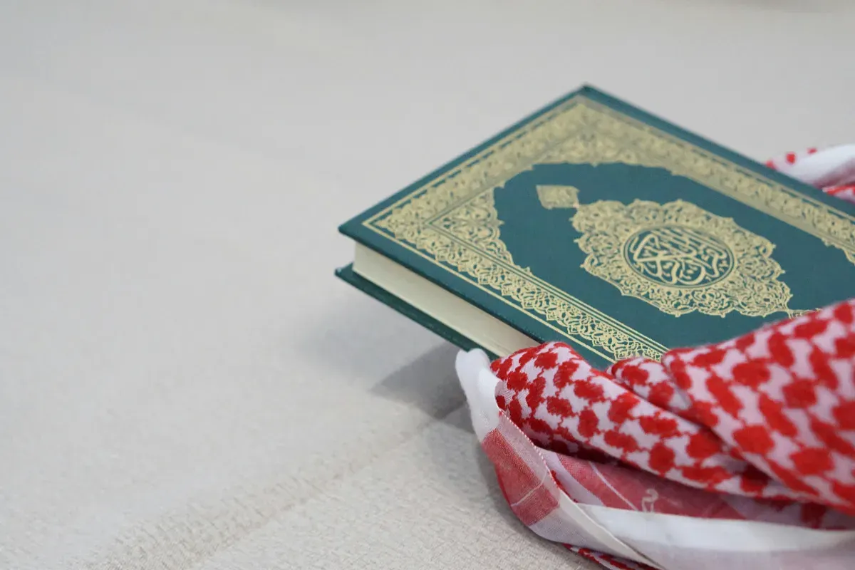 Ilustrasi Al-Quran. Terdapat beberapa ayat yang menjelaskan perintah zakat fitrah. (Sumber: Unsplash/Madrosah Sunnah)