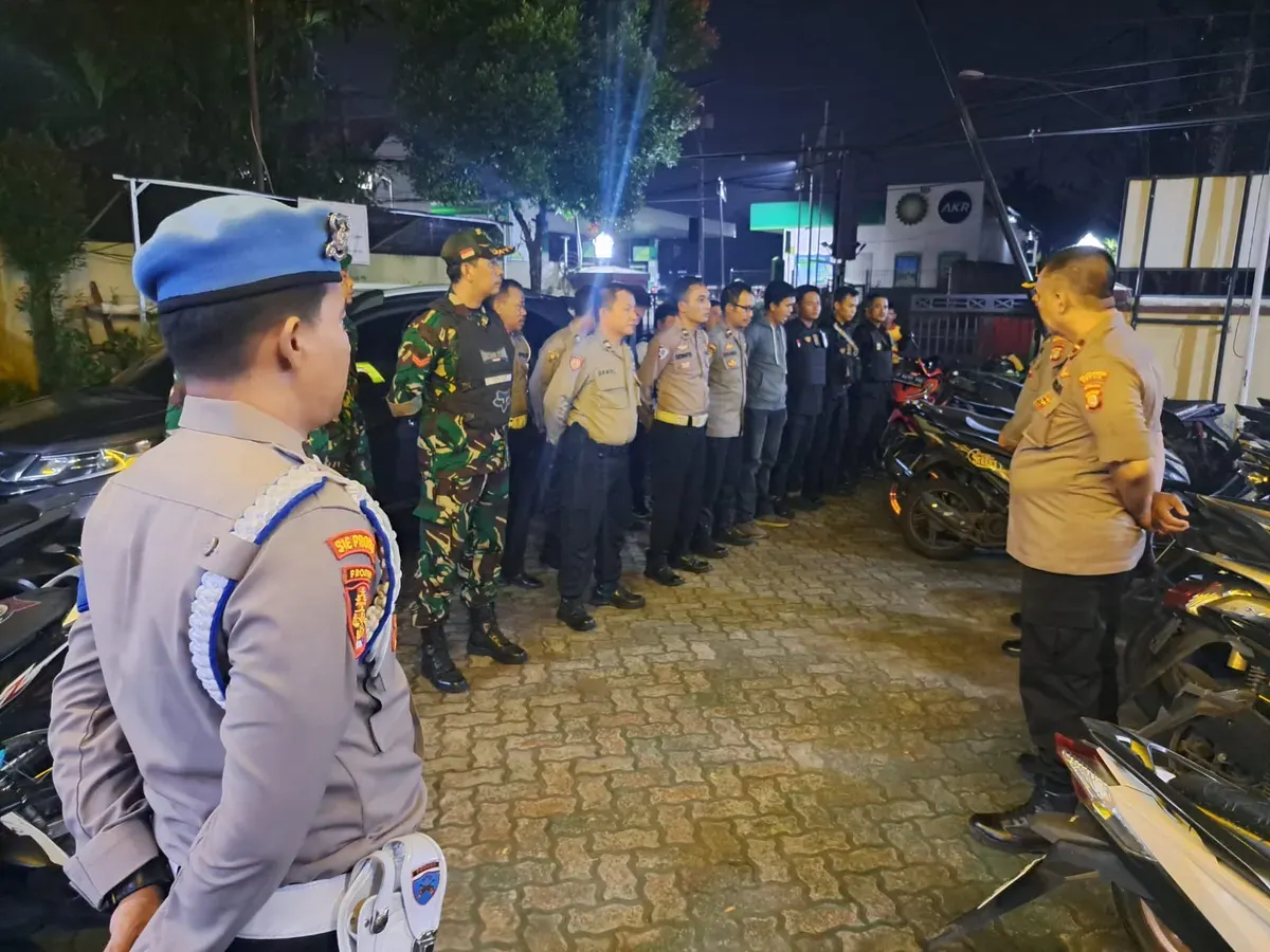 Personel gabungan melakukan apel kesiapan patroli rumah kosong ditinggal mudik lebaran di Mapolsek Bojongsari, Kota Depok, Rabu malam 19 Maret 2025. (Sumber: Dok. Polsek Bojongsari)