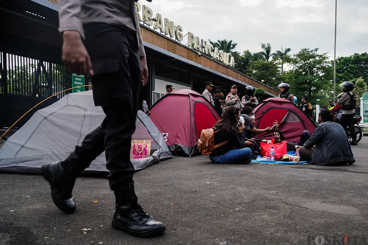 Massa aksi rela mendirikan tenda dan bermalam di palataran jalan di depan Gerbang Pancasila di belakang komplek DPR RI, Senayan, Jakarta, Kamis, 20 Maret 2025. (Sumber: Poskota/Bilal Nugraha Ginanjar)