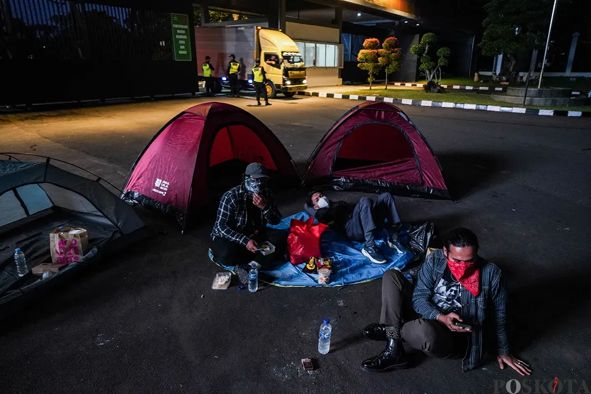 Massa aksi rela mendirikan tenda dan bermalam di palataran jalan di depan Gerbang Pancasila di belakang komplek DPR RI, Senayan, Jakarta, Kamis, 20 Maret 2025. (Sumber: Poskoata/ Bilal Nugraha Ginanjar)