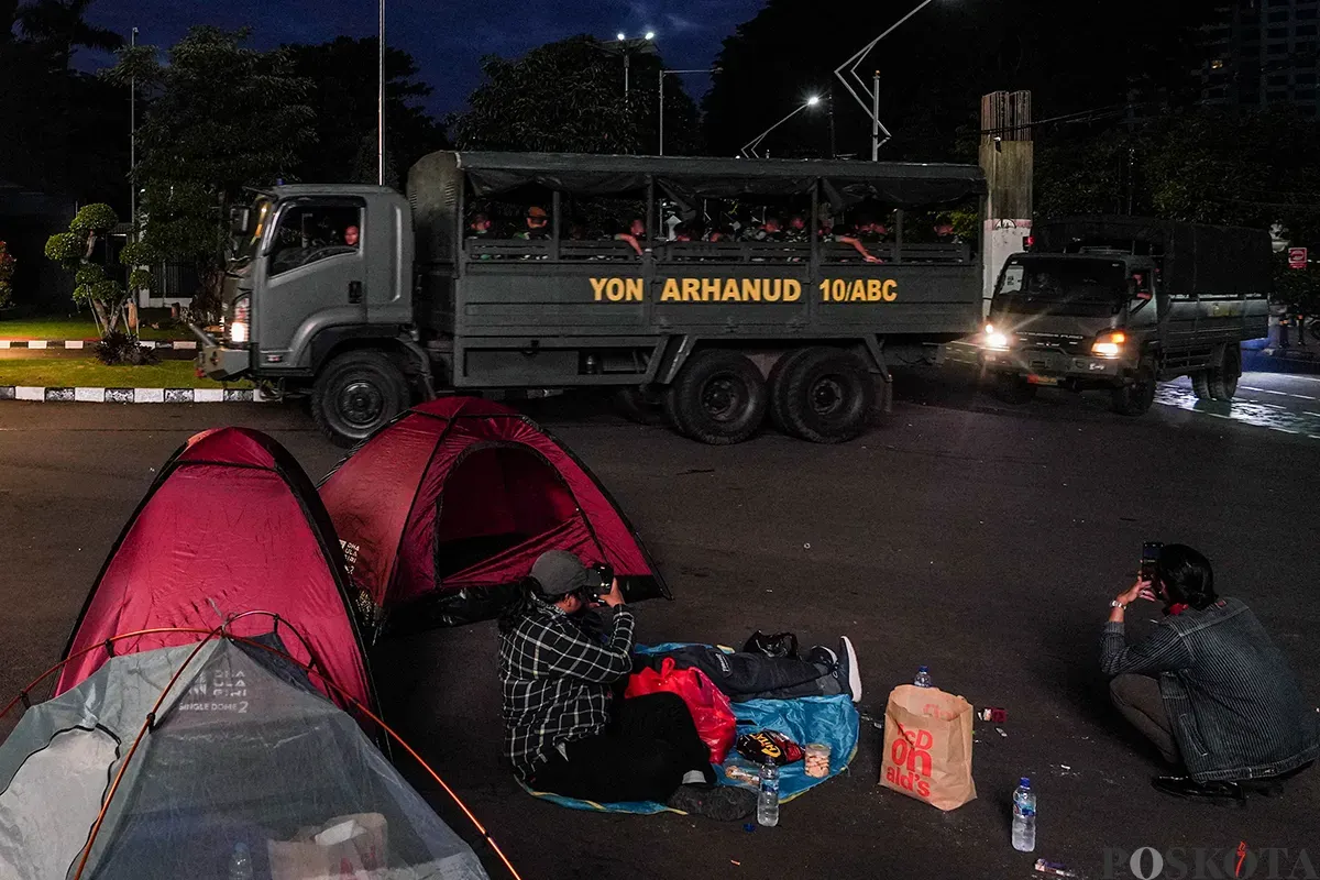 Massa aksi rela mendirikan tenda dan bermalam di palataran jalan di depan Gerbang Pancasila di belakang komplek DPR RI, Senayan, Jakarta, Kamis, 20 Maret 2025. (Sumber: Poskoata/ Bilal Nugraha Ginanjar)