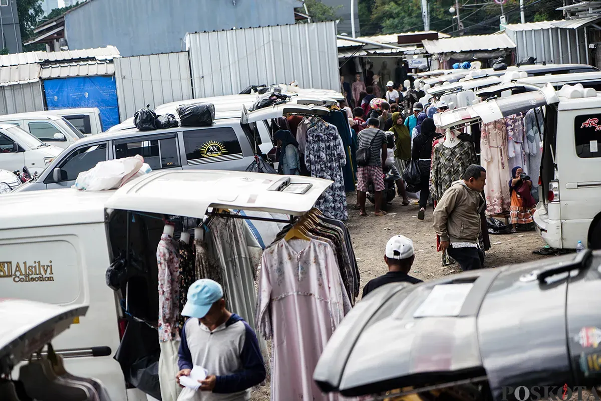 Pedagang melayani calon pembeli saat  memilih ragam busana lebaran di Pasar Tasik, Cideng, Jakarta Pusat, Kamis 20 Maret 2025. (Sumber: Poskoata/ Bilal Nugraha Ginanjar)