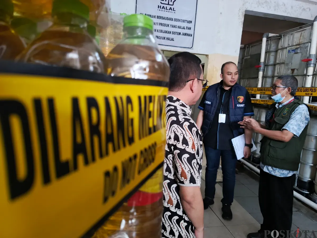Polda Metro Jaya bongkar praktik ilegal pengemasan MinyaKita palsu tidak sesuai takaran di kawasan Cipondoh, Kota Tangerang, Banten, Kamis, 20 Maret 2025. (Sumber: Poskota/Ali Mansur)
