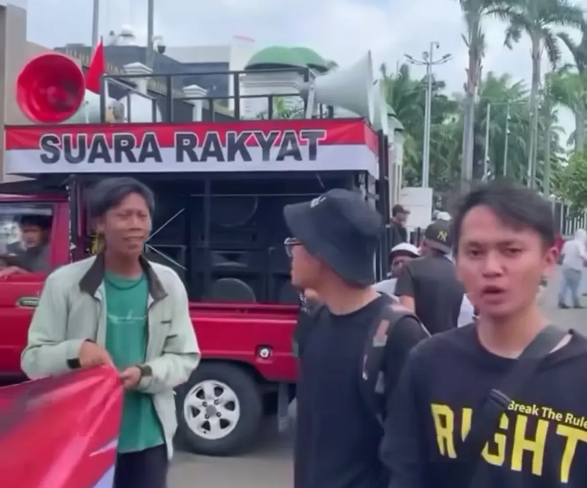 Peserta demo pendukung RUU TNI hanya bisa bengong saat ditanya maksud dan tujuan aksi mereka. (Sumber: Capture Instagram @muslimvok)