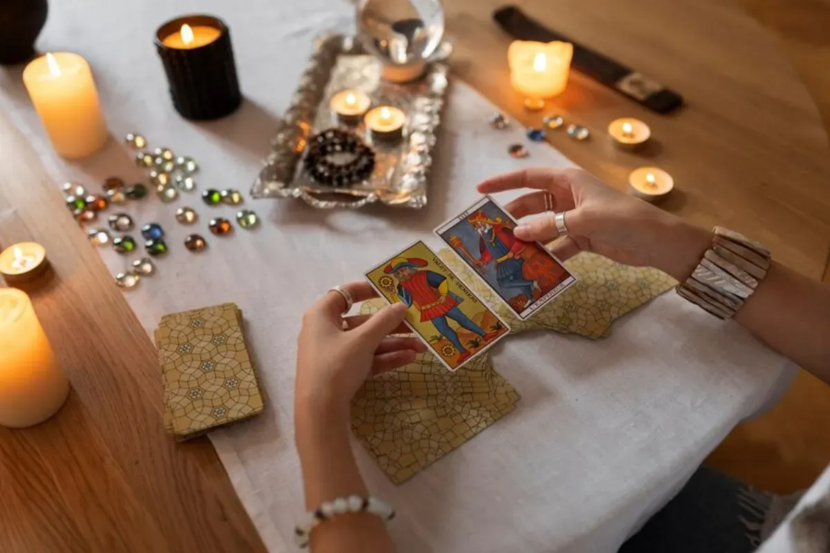 Ramalan tarot zodiak Cancer, Leo, dan Virgo hari ini. (Sumber: Freepik)