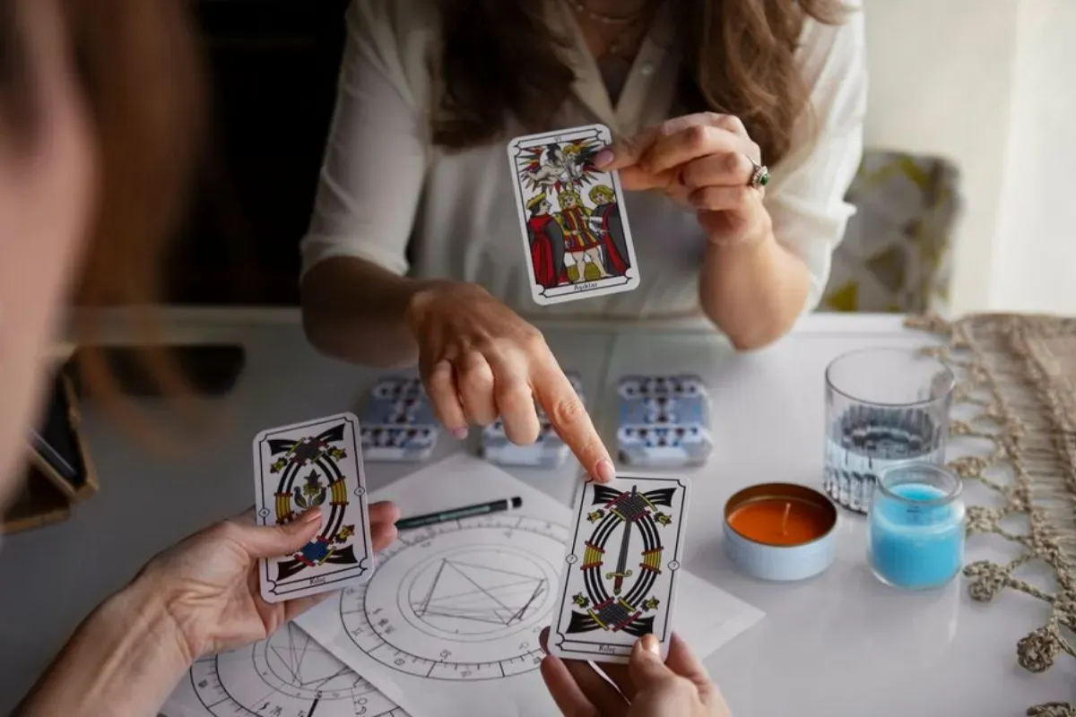 Ramalan tarot zodiak Capricorn, Aquarius, dan Pisces hari ini. (Sumber: Freepik)