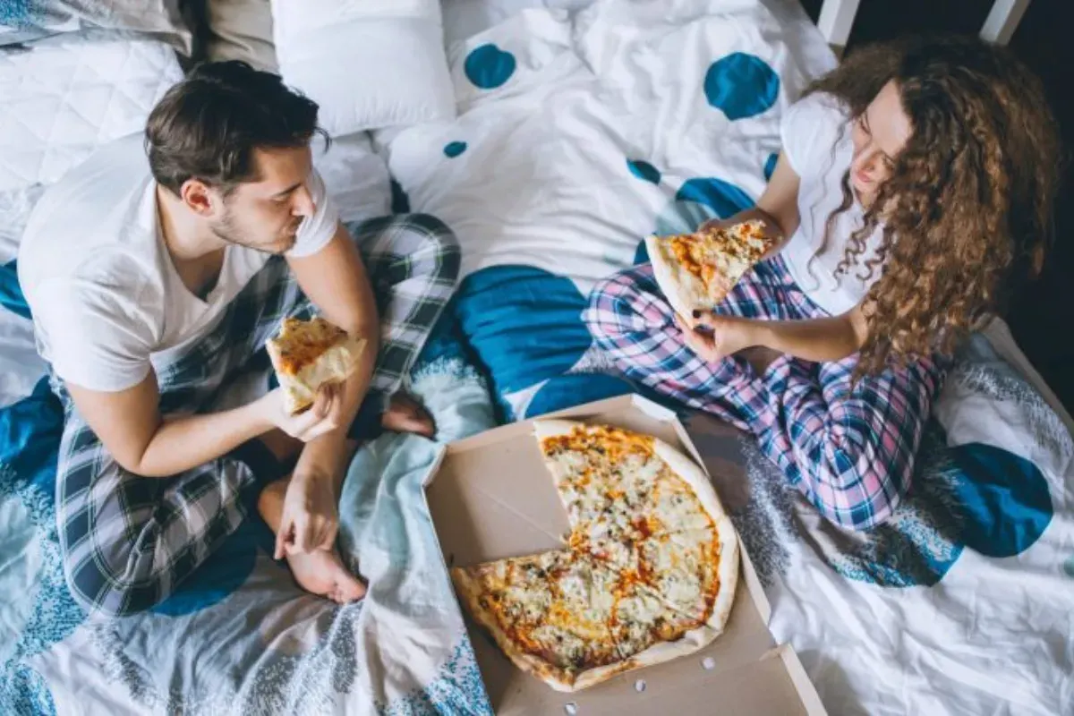 Tidur lebih nyenyak bisa didapatkan dengan tidak makan di atas kasur. kok bisa? (Sumber: Ultimatesleppguide.com)