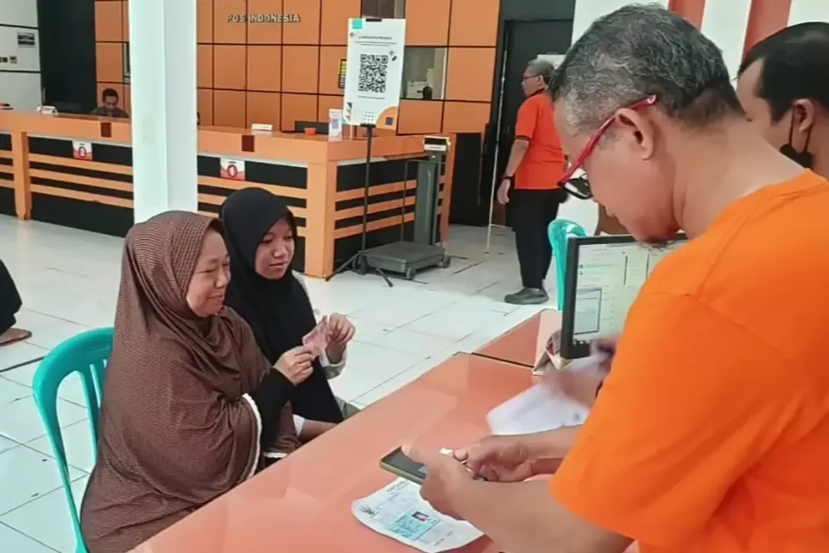 Syarat jadi penerima bansos tunai dan pangan dari pemerintah. (Sumber: YouTube/Naura Vlog)
