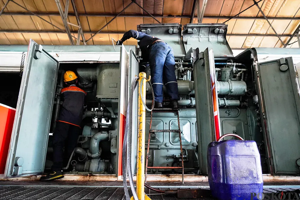 Petugas teknisi rollingstock PT. Kereta Api Indonesia (KAI) melakukan pengecekan mesin bagian dalam dan luar badan lokomatif kereta saat proses perawatan di Depo Lokomotif Cipinang, Jakarta Timur, Jumat 21 Maret 2025. (Sumber: Poskota/Bilal Nugraha Ginanjar)