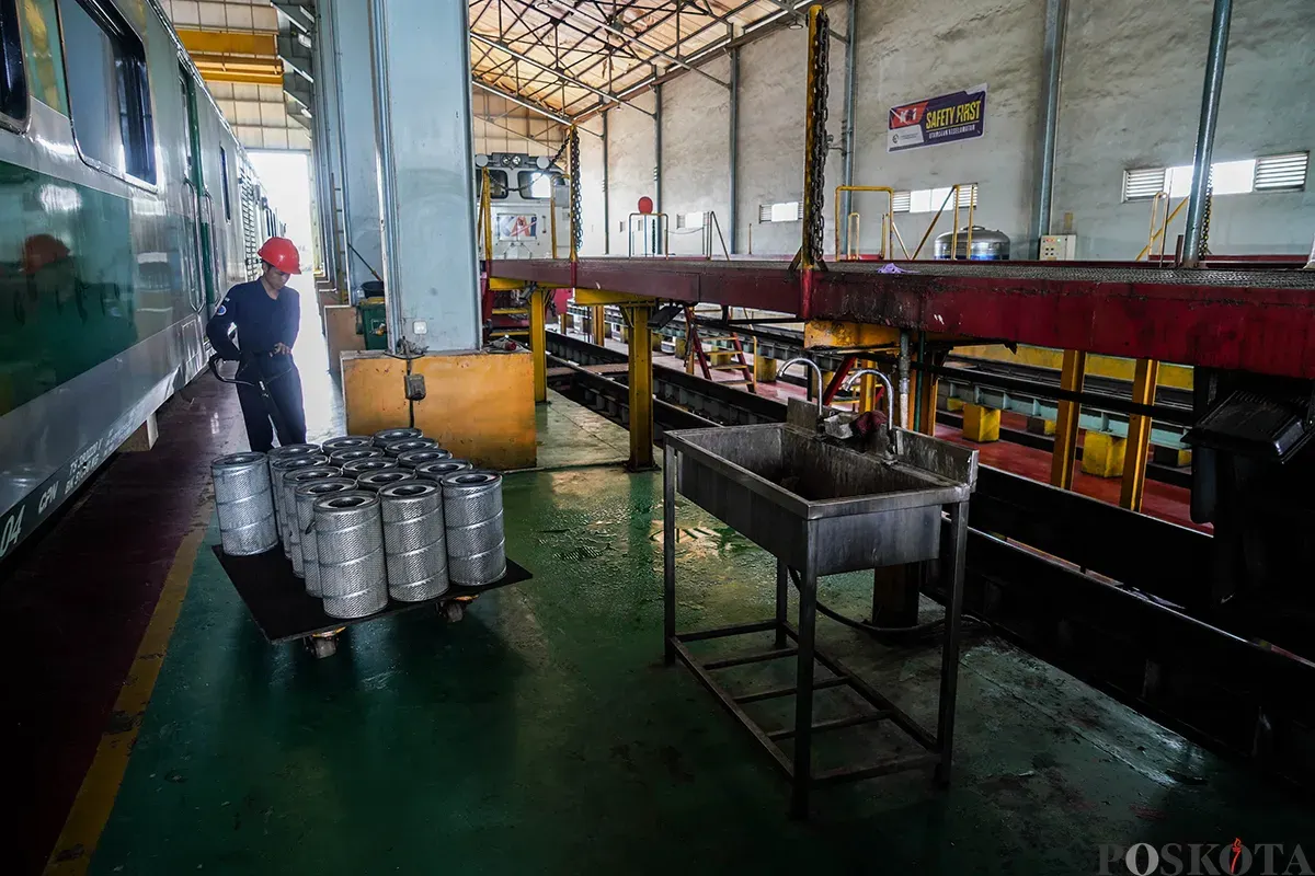 Petugas teknisi rollingstock PT. Kereta Api Indonesia (KAI) melakukan pengecekan mesin bagian dalam dan luar badan lokomatif kereta saat proses perawatan di Depo Lokomotif Cipinang, Jakarta Timur, Jumat 21 Maret 2025. (Sumber: Poskota/Bilal Nugraha Ginanjar)