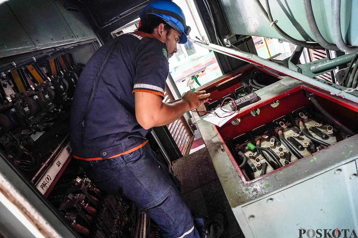 Petugas teknisi rollingstock PT. Kereta Api Indonesia (KAI) melakukan pengecekan mesin bagian dalam dan luar badan lokomatif kereta saat proses perawatan di Depo Lokomotif Cipinang, Jakarta Timur, Jumat 21 Maret 2025. (Sumber: Poskota/Bilal Nugraha Ginanjar)