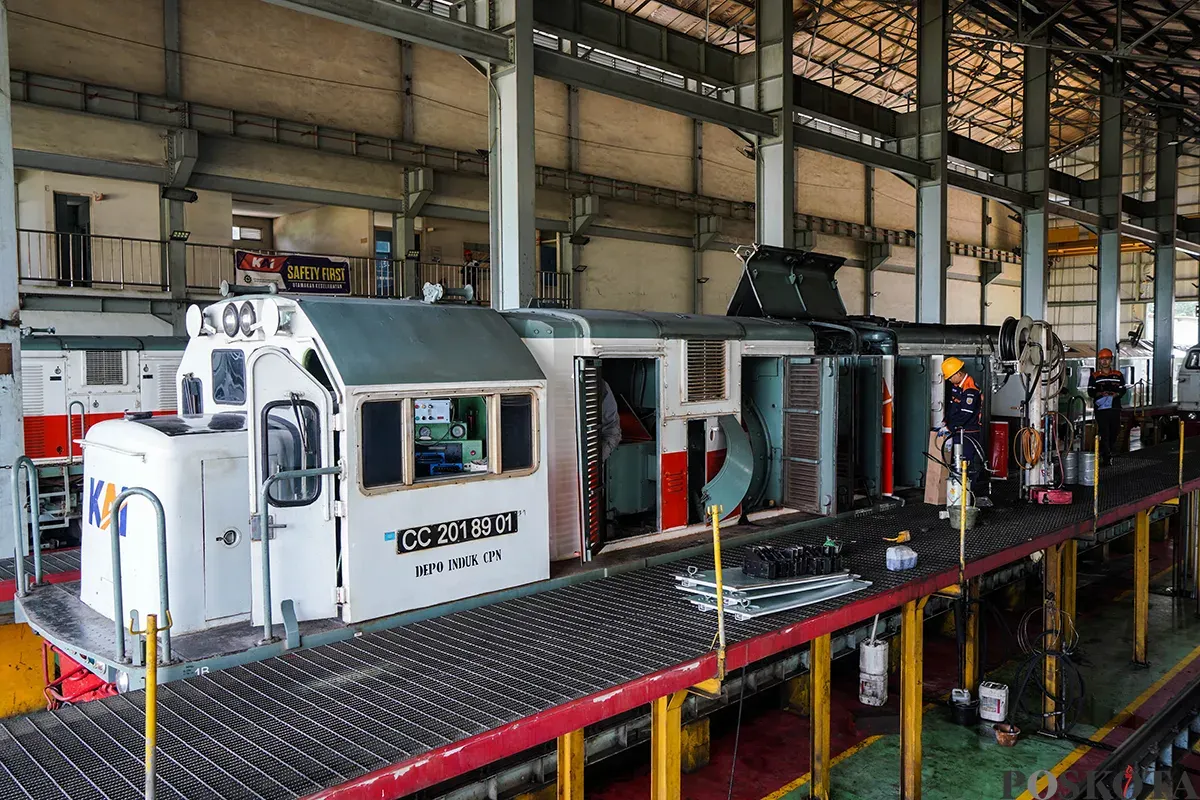 Petugas teknisi rollingstock PT. Kereta Api Indonesia (KAI) melakukan pengecekan mesin bagian dalam dan luar badan lokomatif kereta saat proses perawatan di Depo Lokomotif Cipinang, Jakarta Timur, Jumat 21 Maret 2025. (Sumber: Poskota/Bilal Nugraha Ginanjar)