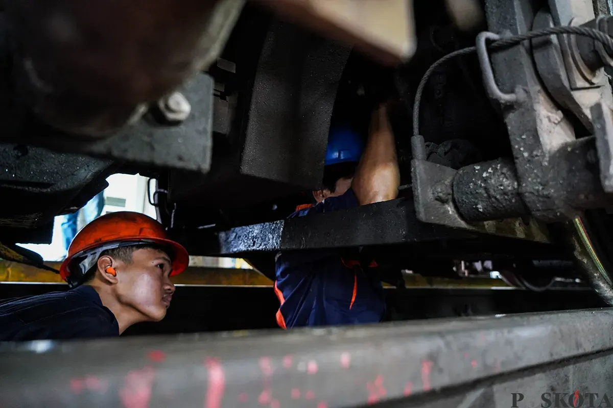 Petugas teknisi rollingstock PT. Kereta Api Indonesia (KAI) melakukan pengecekan mesin bagian dalam dan luar badan lokomatif saat proses perawatan di Depo Lokomotif Cipinang, Jakarta Timur. (Sumber: Poskota/Bilal Nugraha Ginanjar)