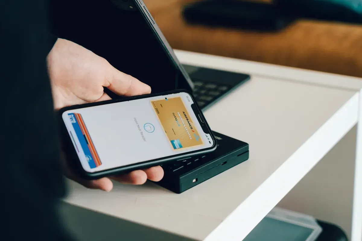 Ilustrasi. Cara Top Up Saldo Flazz BCA di Aplikasi OVO untuk Bayar Tarif Tol saat Mudik Lebaran 2025 (Sumber: Unsplash/CardMapr.nl)