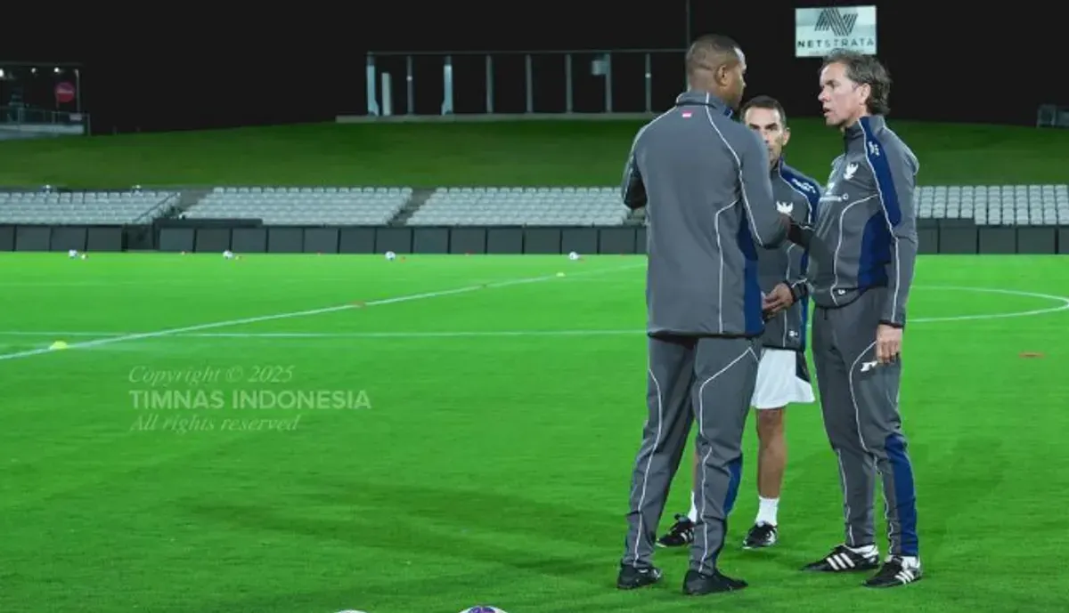 Alex Pastoor dan Patrick Kluivert siap bawa Timnas Indonesia hadapi Bahrain. (Sumber: X/@timnasindonesia)