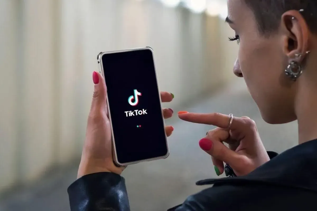 Berikut ini cara untuk live stream di TikTok dan syaratnya. (Sumber: Pinterest)