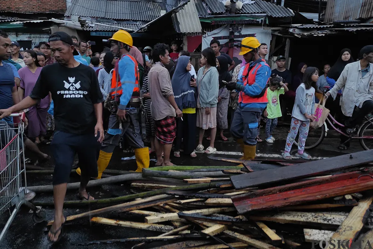 Petugas Penanggulangan Kebakaran dan Penyelamatan (Gulkarmat) Jakarta berupaya memadamkan sisa api yang tersisa pasca terjadinya musibah kebakaran yang menimpa sejumlah lapak pedagang pakaian dan lainnya di Pasar Poncol, Senen, Jakarta Pusat, Senin, 18 Maret 2025. (Sumber: Poskota/Ade Mamad)