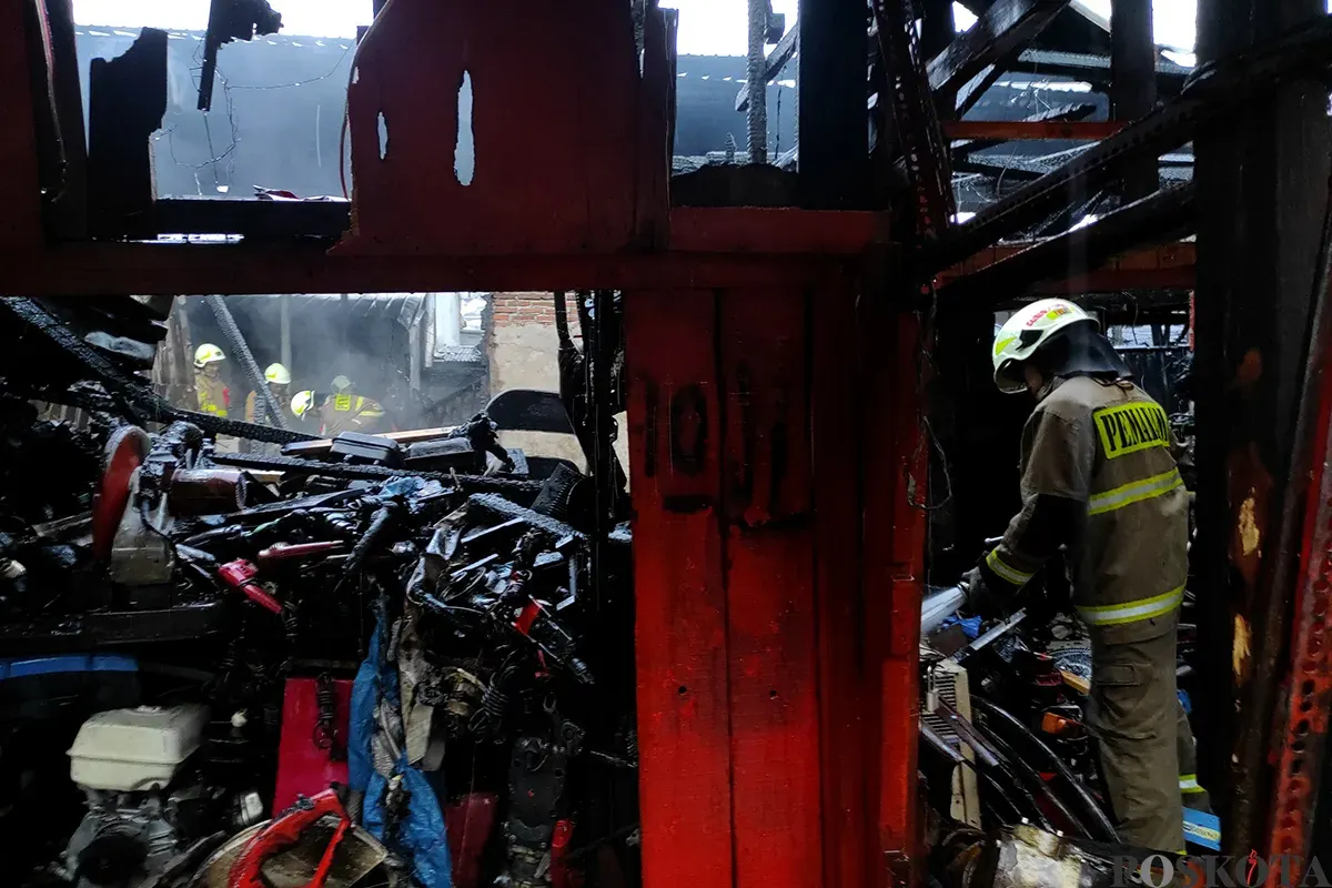 Petugas Penanggulangan Kebakaran dan Penyelamatan (Gulkarmat) Jakarta berupaya memadamkan sisa api yang tersisa pasca terjadinya musibah kebakaran yang menimpa sejumlah lapak pedagang pakaian dan lainnya di Pasar Poncol, Senen, Jakarta Pusat, Senin, 18 Maret 2025. (Sumber: Poskota/Ade Mamad)