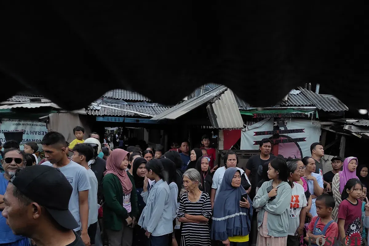 Petugas Penanggulangan Kebakaran dan Penyelamatan (Gulkarmat) Jakarta berupaya memadamkan sisa api yang tersisa pasca terjadinya musibah kebakaran yang menimpa sejumlah lapak pedagang pakaian dan lainnya di Pasar Poncol, Senen, Jakarta Pusat, Senin, 18 Maret 2025. (Sumber: Poskota/Ade Mamad)