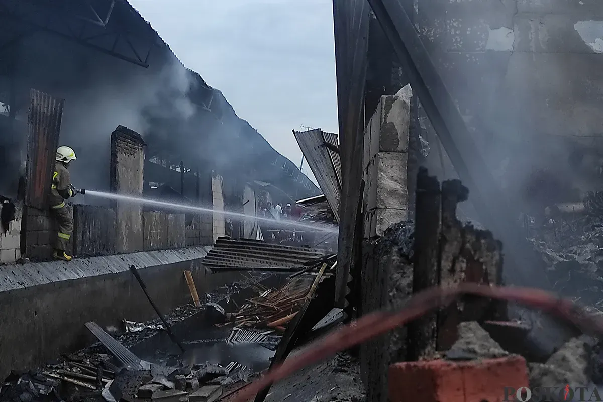 Petugas Penanggulangan Kebakaran dan Penyelamatan (Gulkarmat) Jakarta berupaya memadamkan sisa api yang tersisa pasca terjadinya musibah kebakaran yang menimpa sejumlah lapak pedagang pakaian dan lainnya di Pasar Poncol, Senen, Jakarta Pusat, Senin, 18 Maret 2025. (Sumber: Poskota/Ade Mamad)