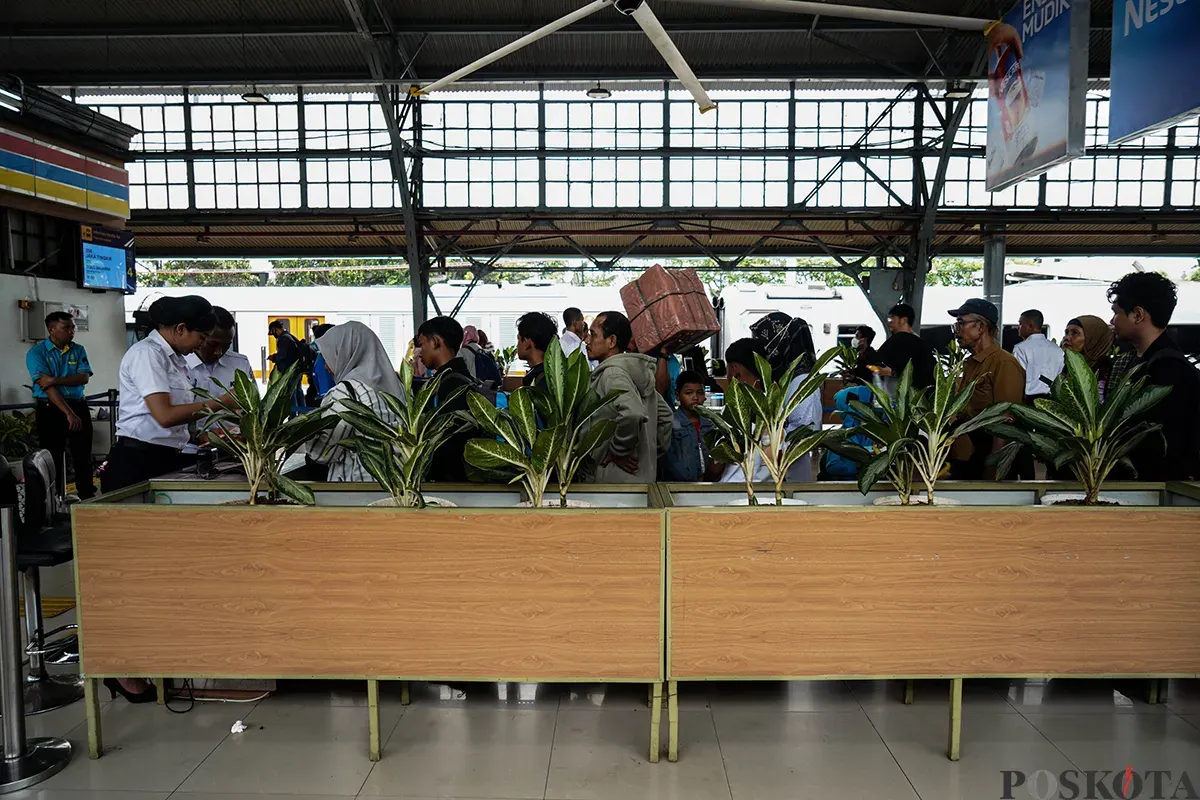 Antrean penumpang masuk ke dalam peron sambil membawa barang bawaannya di Stasiun Pasar Senen, Jakarta, Sabtu, 22 Maret 2025. (Sumber: Poskota/Bilal Nugraha Ginanjar)