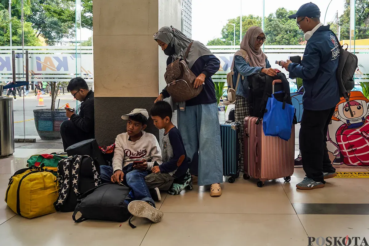 Antrean penumpang masuk ke dalam peron sambil membawa barang bawaannya di Stasiun Pasar Senen, Jakarta, Sabtu, 22 Maret 2025. (Sumber: Poskota/Bilal Nugraha Ginanjar)