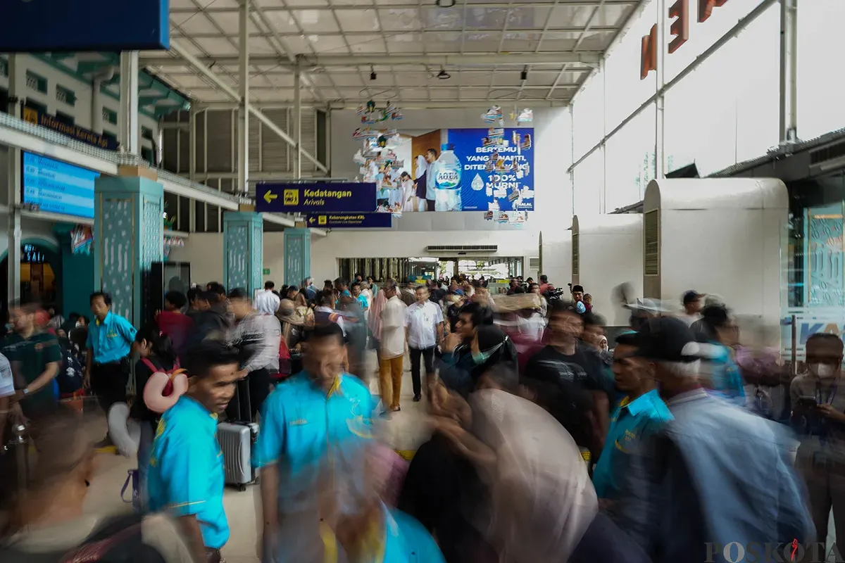 Antrean penumpang masuk ke dalam peron sambil membawa barang bawaannya di Stasiun Pasar Senen, Jakarta, Sabtu, 22 Maret 2025. (Sumber: Poskota/Bilal Nugraha Ginanjar)