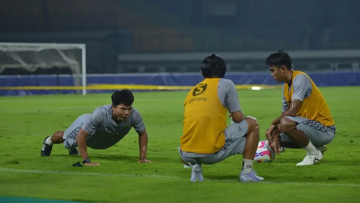 Persib jalani latihan pasca libur tanpa Bojan Hodak, di Stadion Gelora Bandung Lautan Api (GBLA), Jumat 21 Maret 2025. (Foto: persib.co.id)