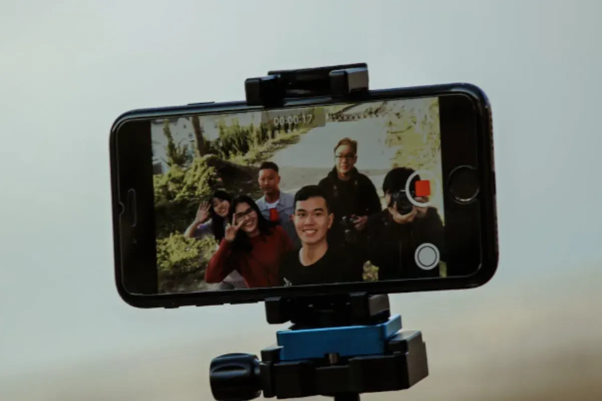 Ilustrasi Gambar. Dengan latihan yang konsisten dan eksplorasi berbagai teknik, video yang kamu buat akan semakin menarik dan profesional. (Sumber: Pexels/Min An)