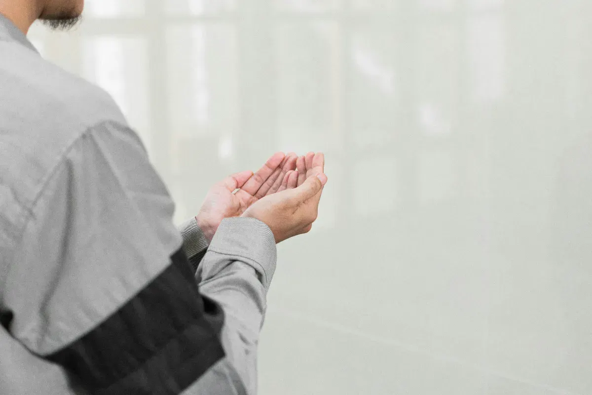 Ilustrasi membaca niat dan doa saat menunaikan zakat fitrah. (Sumber: Unsplash/Masjid Pogung Dalangan)