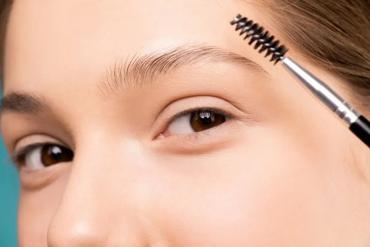 Cara membentuk alis sempurna dengan concealer (Sumber: Pexels/Shiny Diamond)