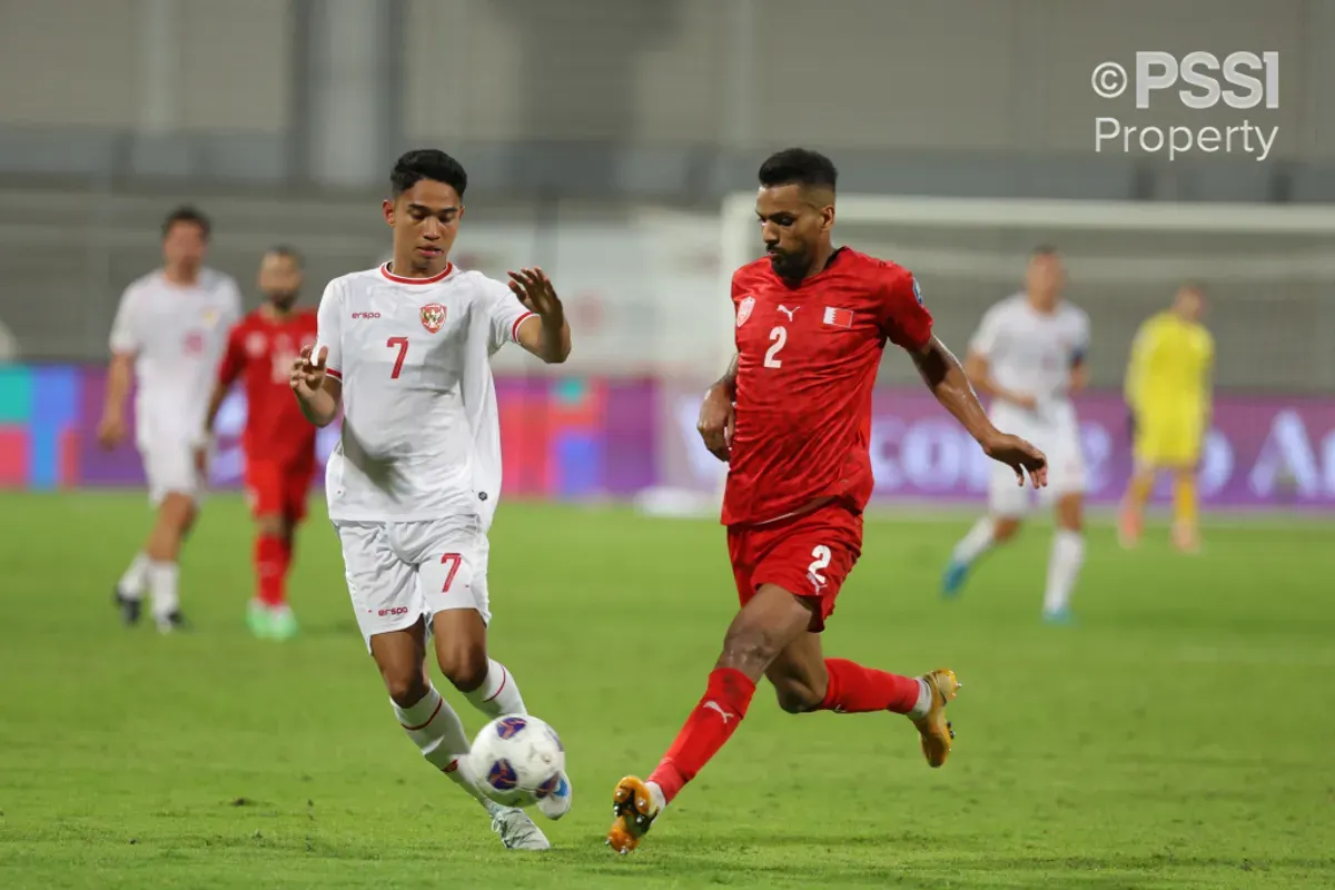 Amine Benaddi (kanan) saat Bahrain menghadapi Timnas Indonesia di pertemuan pertama Grup C putaran ketiga kualifikasi Piala Dunia 2026 Zona Asia. (Sumber: pssi.org)