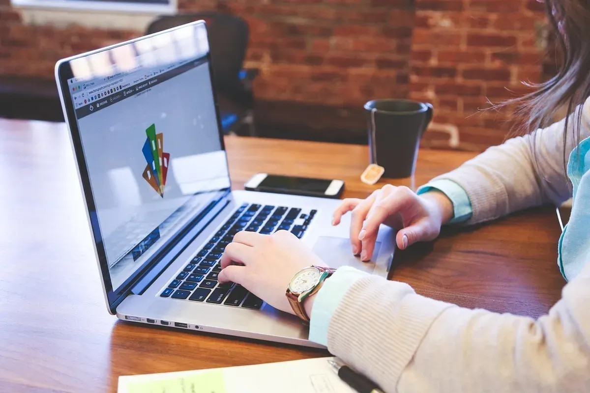 Ilustrasi mengatur laptop agar tidak lemot. (Sumber: Pixabay/StartupStockPhotos)