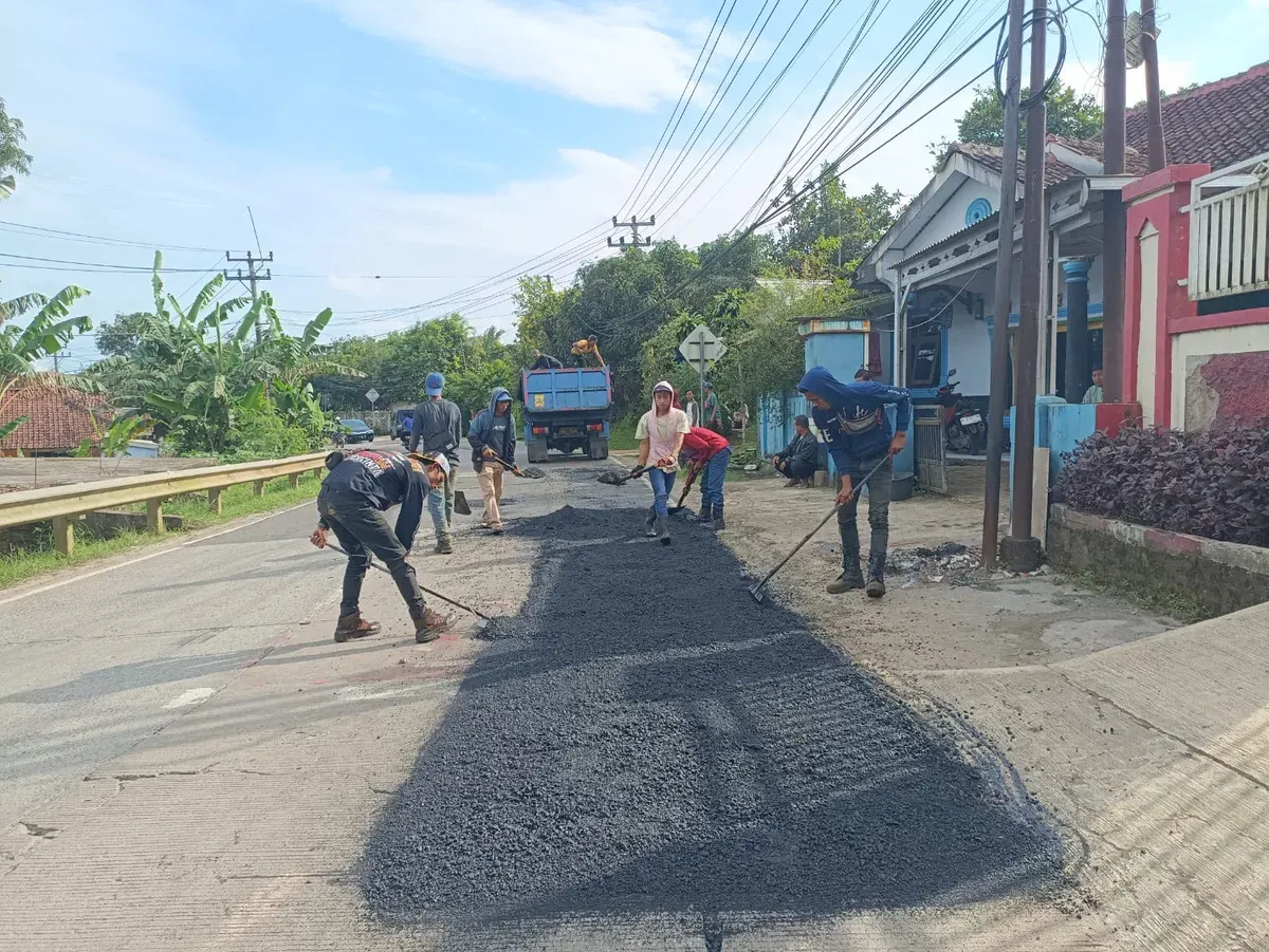 Sejumlah pekerja dari UPT PJJ DPUPR Banten saat melakukan penanganan ruas jalan rusak di Kabupaten Pandeglang. (Sumber: Poskota/Samsul Fatoni)