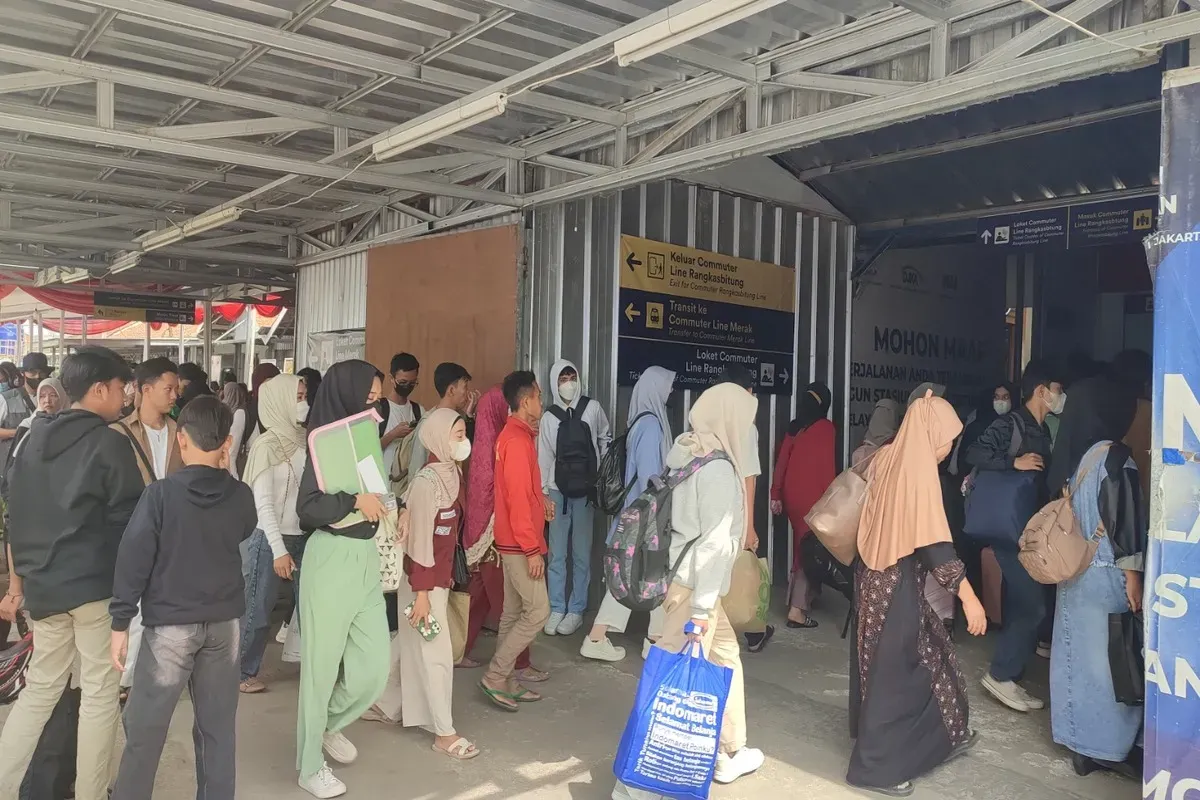 Ratusan pemudik saat turun dari kereta api di Stasiun Rangkasbitung, Kabupaten Lebak. (Sumber: Poskota/Samsul Fatoni)