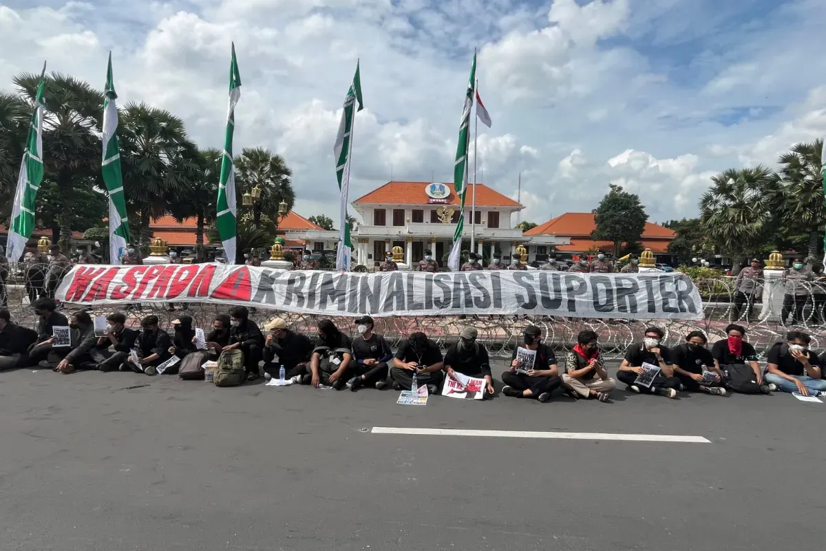Potret suporter sepak bola turun aksi tolak UU TNI di Surabaya pada Senin, 24 Maret 2025. (Sumber: X/@bajolball)