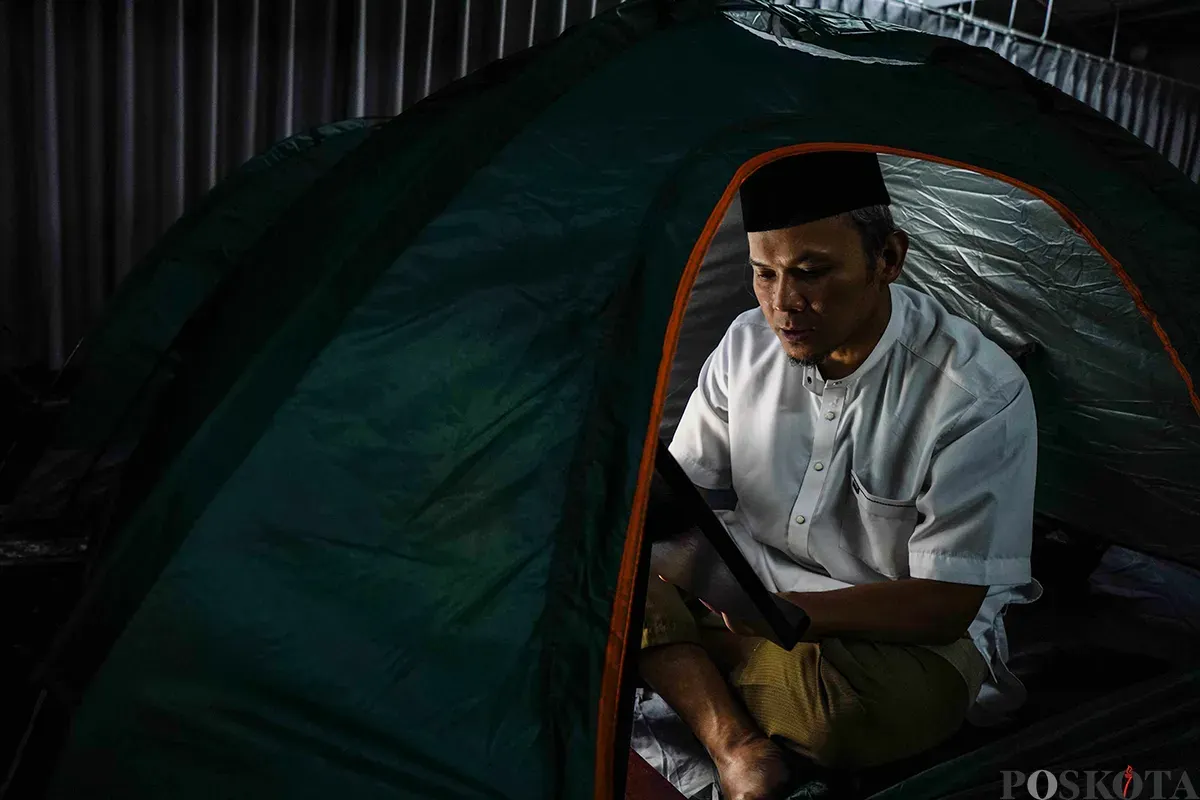 Sejumlah umat muslim melakukan salat sunah dan membaca Al-Qur'an saat melaksanakan Itikaf Ramadhan pada malam Lailatul Qadar di Masjid Al-Falah, Bassura City, Jakarta Timur, Senin, 24 Maret 2025, malam. (Sumber: Poskota/Bilal Nugraha Ginanjar)