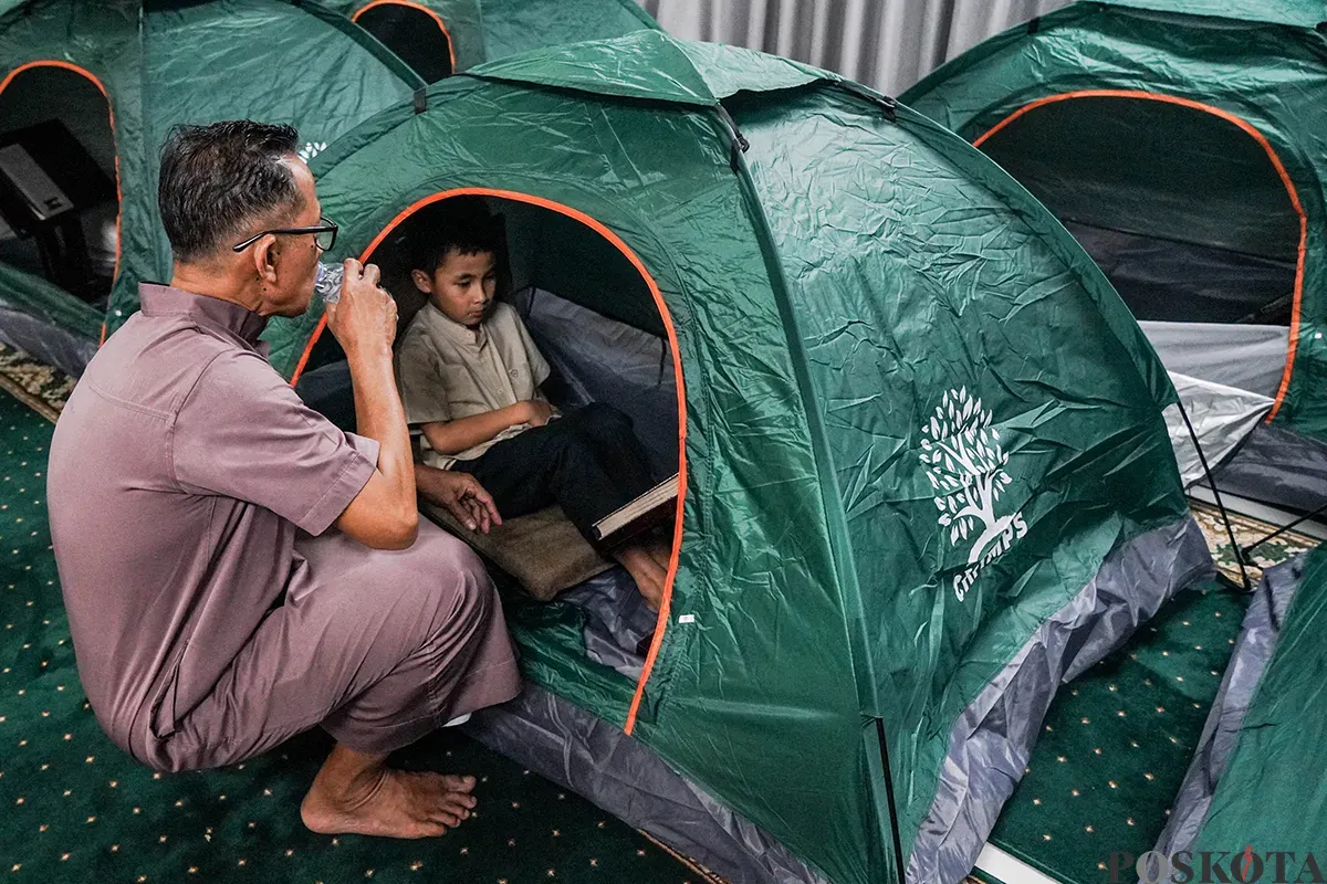 Sejumlah umat muslim melakukan salat sunah dan membaca Al-Qur'an saat melaksanakan Itikaf Ramadhan pada malam Lailatul Qadar di Masjid Al-Falah, Bassura City, Jakarta Timur, Senin, 24 Maret 2025, malam. (Sumber: Poskota/Bilal Nugraha Ginanjar)