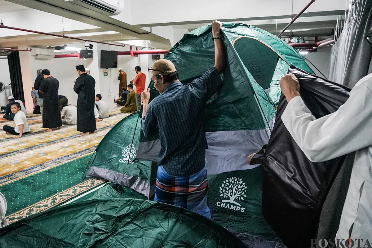 Sejumlah umat muslim melakukan salat sunah dan membaca Al-Qur'an saat melaksanakan Itikaf Ramadhan pada malam Lailatul Qadar di Masjid Al-Falah, Bassura City, Jakarta Timur, Senin, 24 Maret 2025, malam. (Sumber: Poskota/Bilal Nugraha Ginanjar)