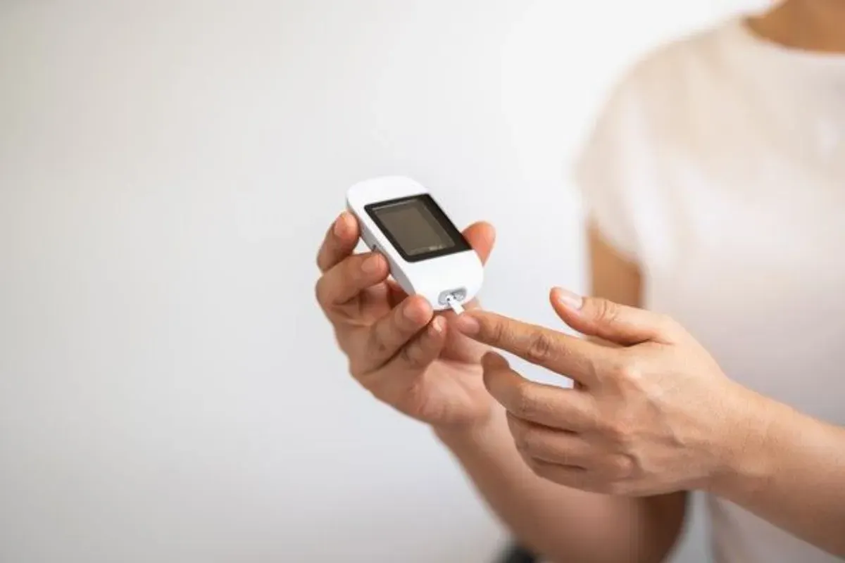 Tips yang dapat diterapkan untuk mencegah gula darah naik drastis saat buka puasa menurut Dokter Zaidul Akbar. (Sumber: Freepik)