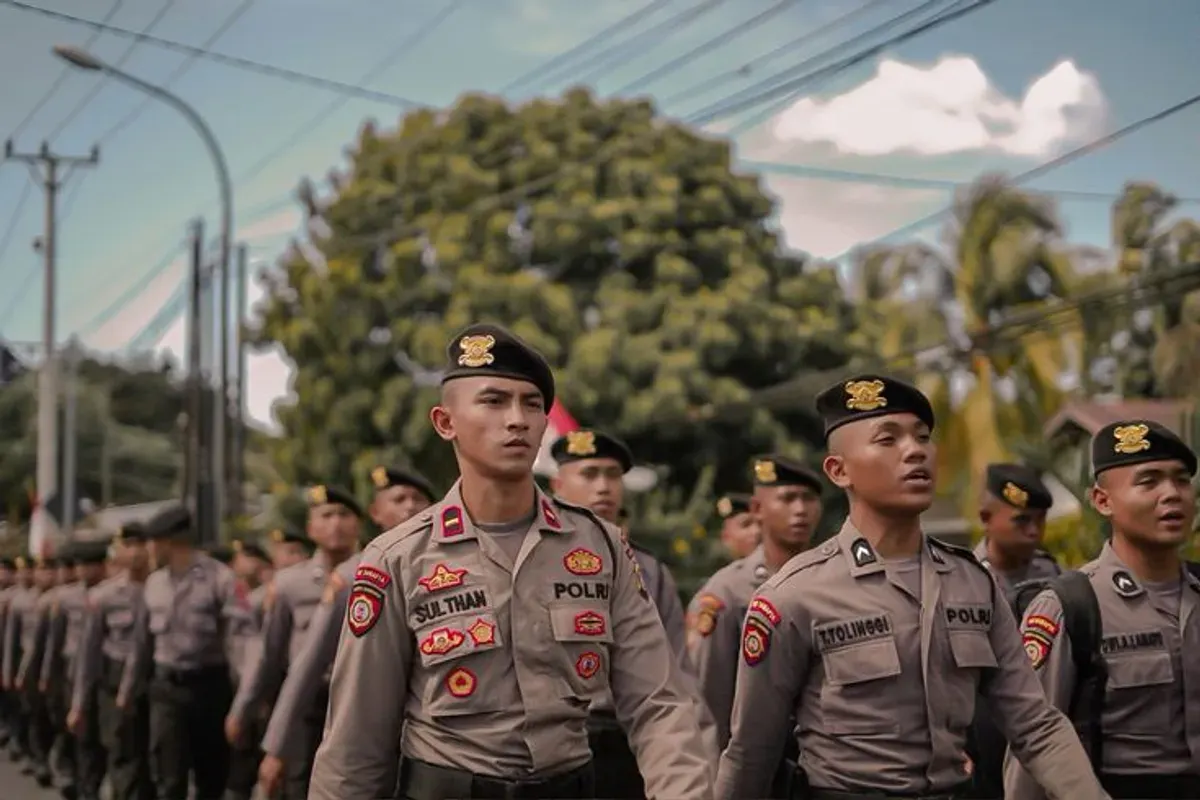 Anggota kepolisian akan menjaga aksi unjuk rasa memperingati Hari Tani Nasional ke-65 dengan humanis dan tanpa senjata api. (Sumber: Pinterest/Sulthan)