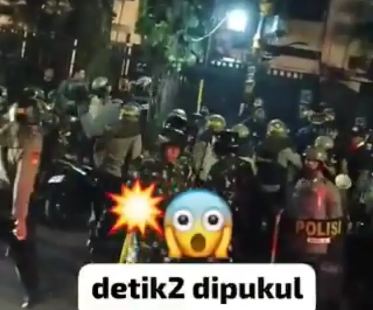 Aparat serang tim medis di aksi tolak RUU TNI di Malang (Sumber: X/barengwarga)