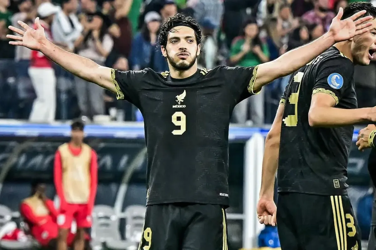 Mexico sukses menjadi juara usai kalahkan Panama dengan skor tipis, 2-1. (Sumber: Instagram @officialraulalonsojimenez9)