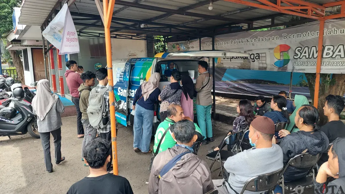 Suasana pembayaran pajak kendaraan di Kantor Samsat Cimahi, Jalan Amir Machmud, Kota Cimahi, Senin, 24 Maret 2025. (Sumber: Poskota/Gatot Poedji Utomo)