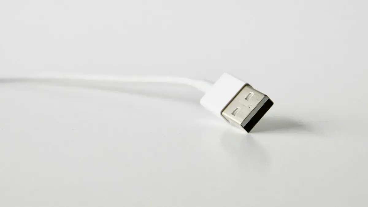 Ilustrasi kabel charger. (Sumber: Pexels/Matthias Zomer)