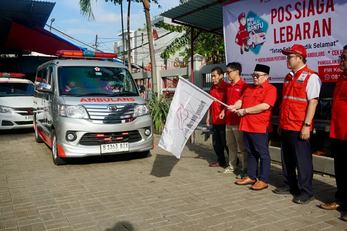 PMI Jakarta Barat melepas 50 personel yang terdiri dari dokter, perawat, petugas ambulans, dan relawan untuk bertugas dalam Siaga Lebaran 2025. (Sumber: Dok. PMI Jakarta Barat)