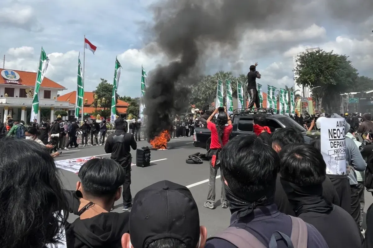 Potret aksi demonstrasi di Surabaya pada Senin, 24 Maret 2025 dengan tuntutan cabut UU TNI. (Sumber: X/@bajolball)