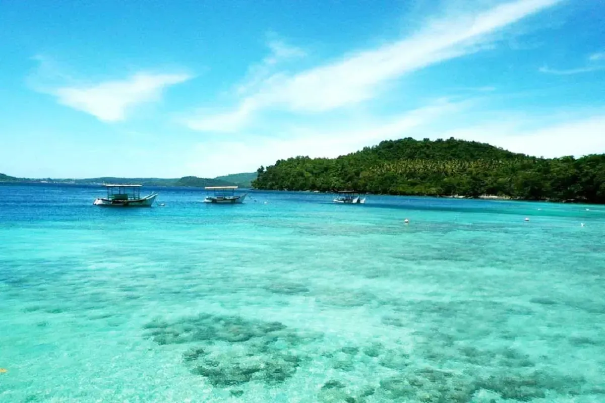 Pantai Iboih di Sabang (Sumber: acehtourism.travel)