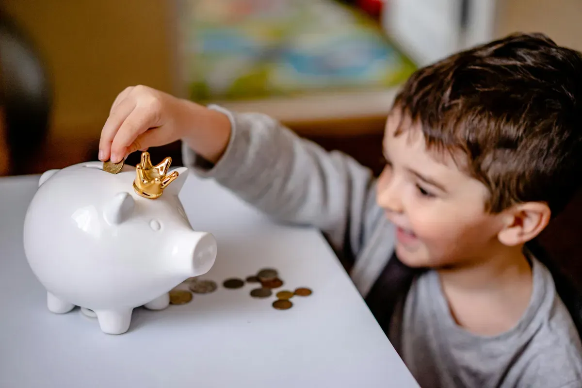 Tips kelola uang THR anak secara bijak. (Sumber: Pexels/Alex P)