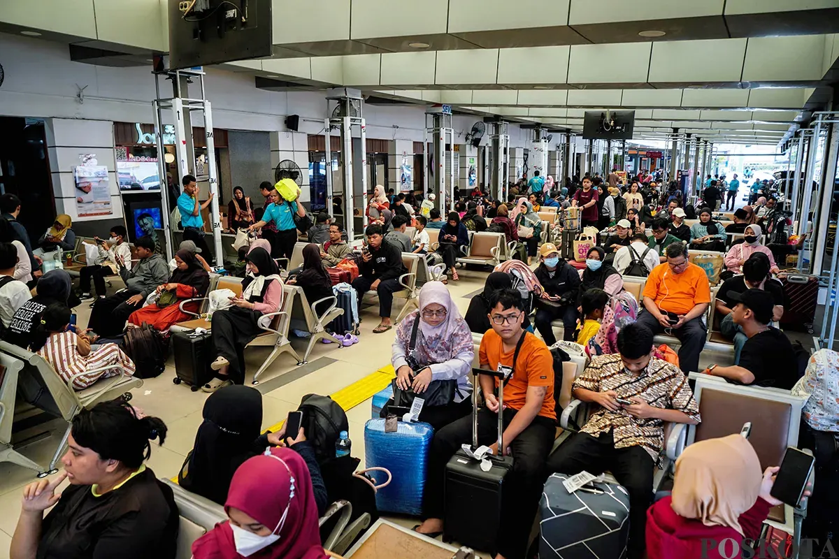 Ilustrasi: Calon penumpang saat menunggu waktu keberangkatan di Stasiun Pasar Senen, Jakarta. Pemprov Jakarta diminta untuk memantau warga pendatang baru saat arus balik pemudik usai musim libur Lebaran 2024. (Sumber: Poskota/Bilal Nugraha Ginanjar)